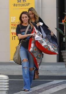 Miley Cyrus feet photo thumbnail