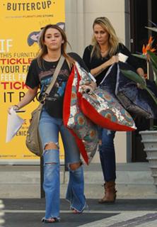 Miley Cyrus feet photo thumbnail