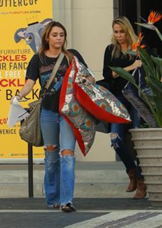 Miley Cyrus feet photo thumbnail