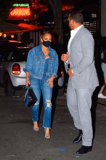 Jennifer Lopez feet photo thumbnail