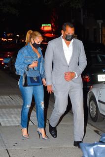 Jennifer Lopez feet photo thumbnail