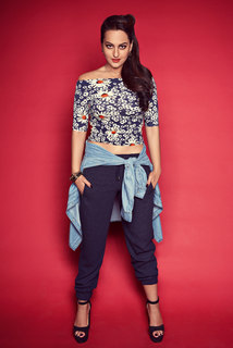 Sonakshi Sinha feet photo thumbnail