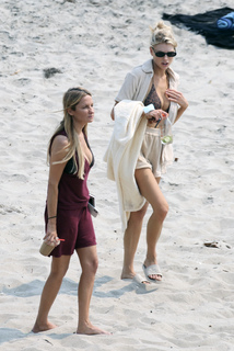 Charlotte McKinney feet photo thumbnail