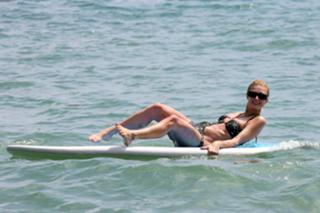 Paris Hilton feet photo thumbnail