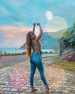 Larissa Manoela feet photo thumbnail