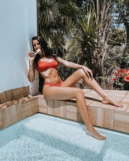 Valentina Vignali feet photo thumbnail