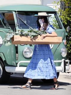 Abigail Spencer feet photo thumbnail