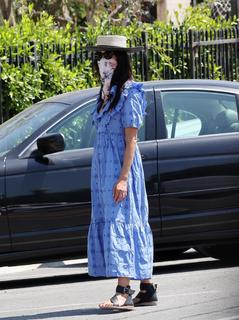 Abigail Spencer feet photo thumbnail