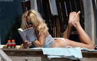 Pamela Anderson feet photo thumbnail