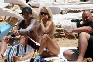 Pamela Anderson feet photo thumbnail