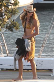 Elle Macpherson feet photo thumbnail