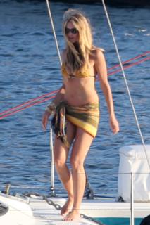 Elle Macpherson feet photo thumbnail