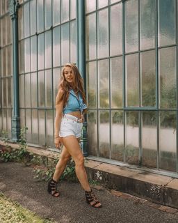 Lola Weippert feet photo thumbnail