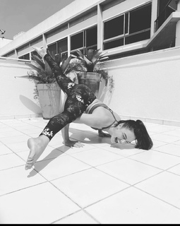 Isis Valverde feet photo thumbnail