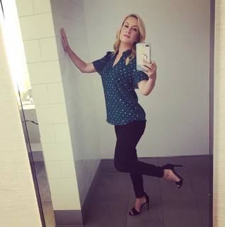 Angela Kinsey feet photo thumbnail