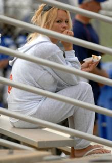 Pamela Anderson feet photo thumbnail