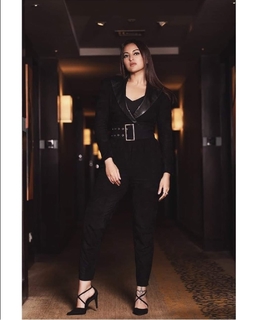 Sonakshi Sinha feet photo thumbnail
