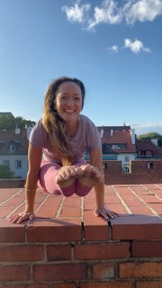 Kino MacGregor feet photo thumbnail