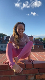 Kino MacGregor feet photo thumbnail