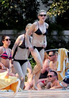 Kirsten Dunst feet photo thumbnail