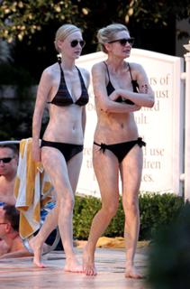 Kirsten Dunst feet photo thumbnail
