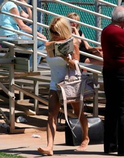 Pamela Anderson feet photo thumbnail