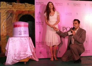 Dia Mirza feet photo thumbnail