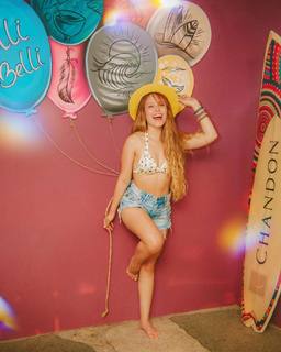 Larissa Manoela feet photo thumbnail