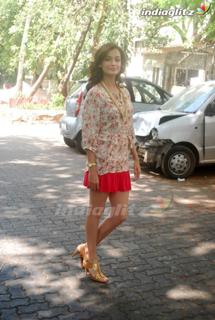 Dia Mirza feet photo thumbnail