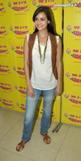 Dia Mirza feet photo thumbnail
