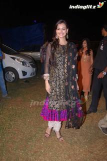 Dia Mirza feet photo thumbnail
