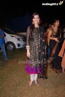 Dia Mirza feet photo thumbnail