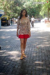 Dia Mirza feet photo thumbnail