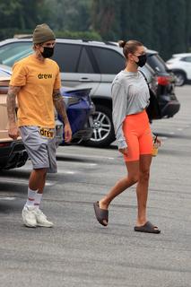 Hailey Bieber feet photo thumbnail
