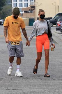 Hailey Bieber feet photo thumbnail