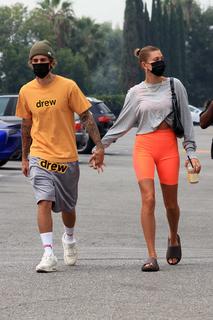Hailey Bieber feet photo thumbnail