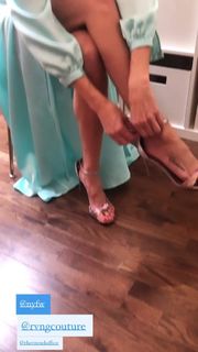 Laura Vandervoort feet photo thumbnail