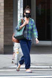 Katie Holmes feet photo thumbnail