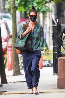 Katie Holmes feet photo thumbnail