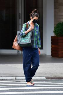 Katie Holmes feet photo thumbnail