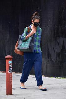 Katie Holmes feet photo thumbnail