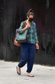 Katie Holmes feet photo thumbnail