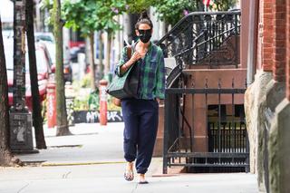Katie Holmes feet photo thumbnail