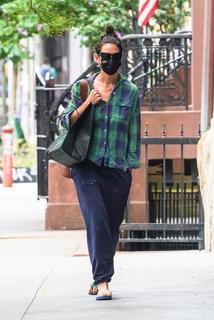 Katie Holmes feet photo thumbnail