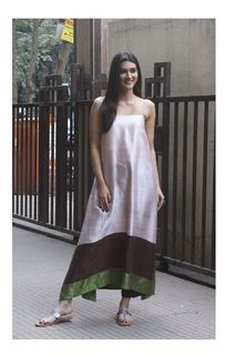 Kriti Sanon feet photo thumbnail
