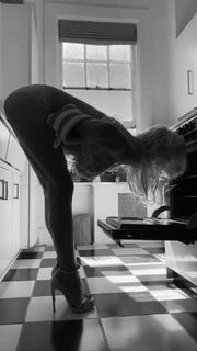 Pamela Anderson feet photo thumbnail