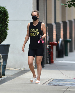Kaley Cuoco feet photo thumbnail