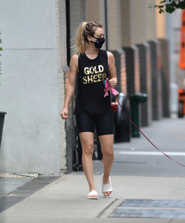 Kaley Cuoco feet photo thumbnail