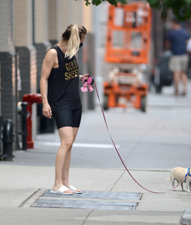 Kaley Cuoco feet photo thumbnail