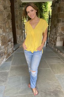 Lisa Robertson feet photo thumbnail